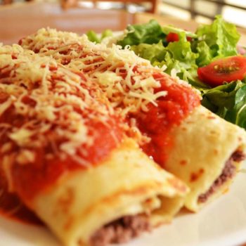 Receita de panqueca fit, com frango desfiado.